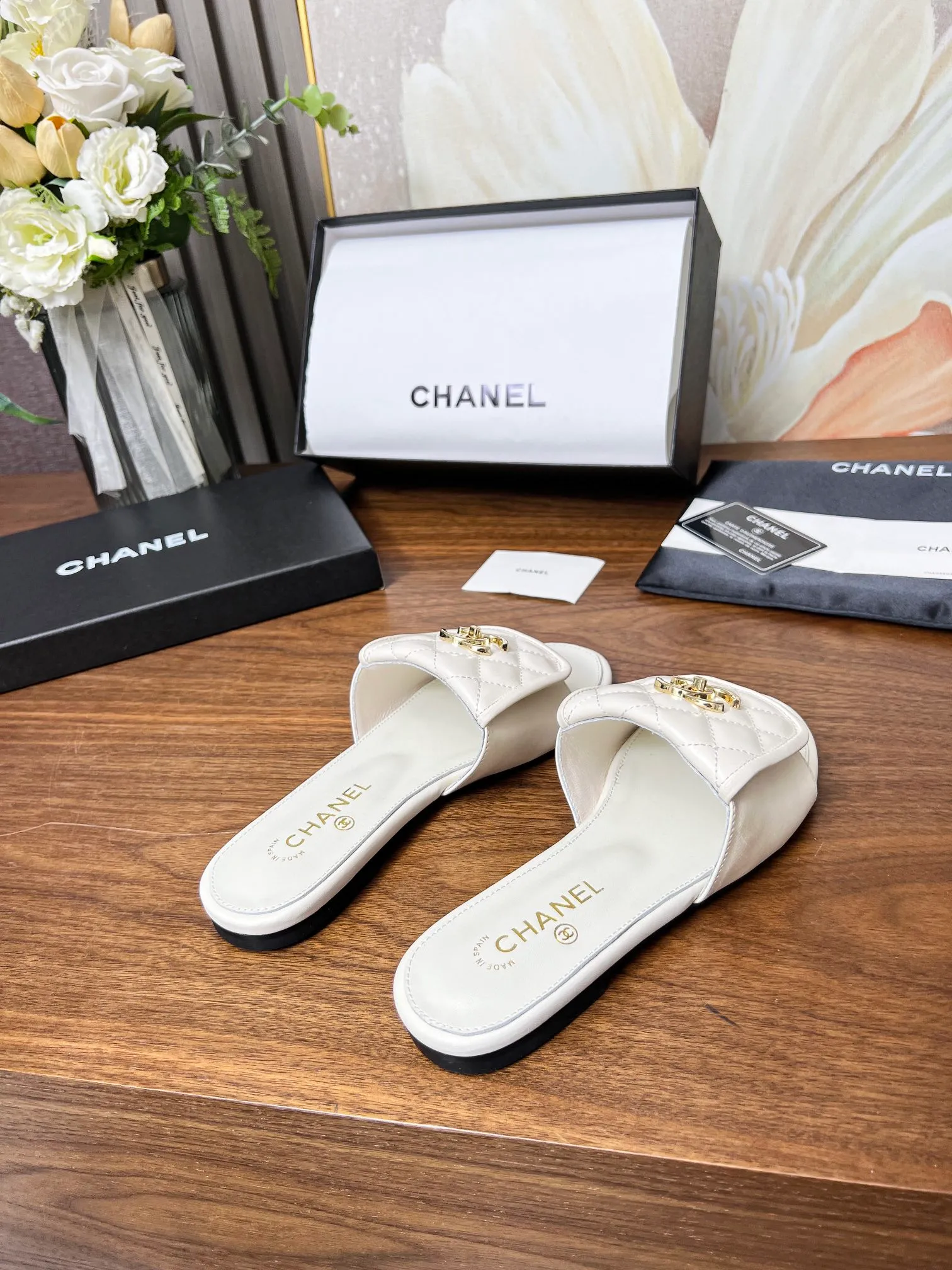 👟👟Ex-factory price 440👟👟Chanel classic slippers✅, very classic made of diamond-patterned cowhide😊 And it also has Chanel's classic gold buckle, heel, comfortable and easy to wear. Fabric: cowhide. Lining: cow lining. Color: black, white. Size: 35-42 (41, 42 can be customized and non-returnable). Outsole: Made of genuine leather outsole. Packaging: with card, cloth bag